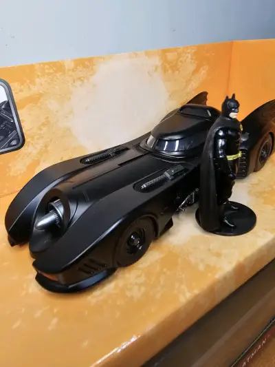Figura de colección Batmobile y Batman - miniatura 5
