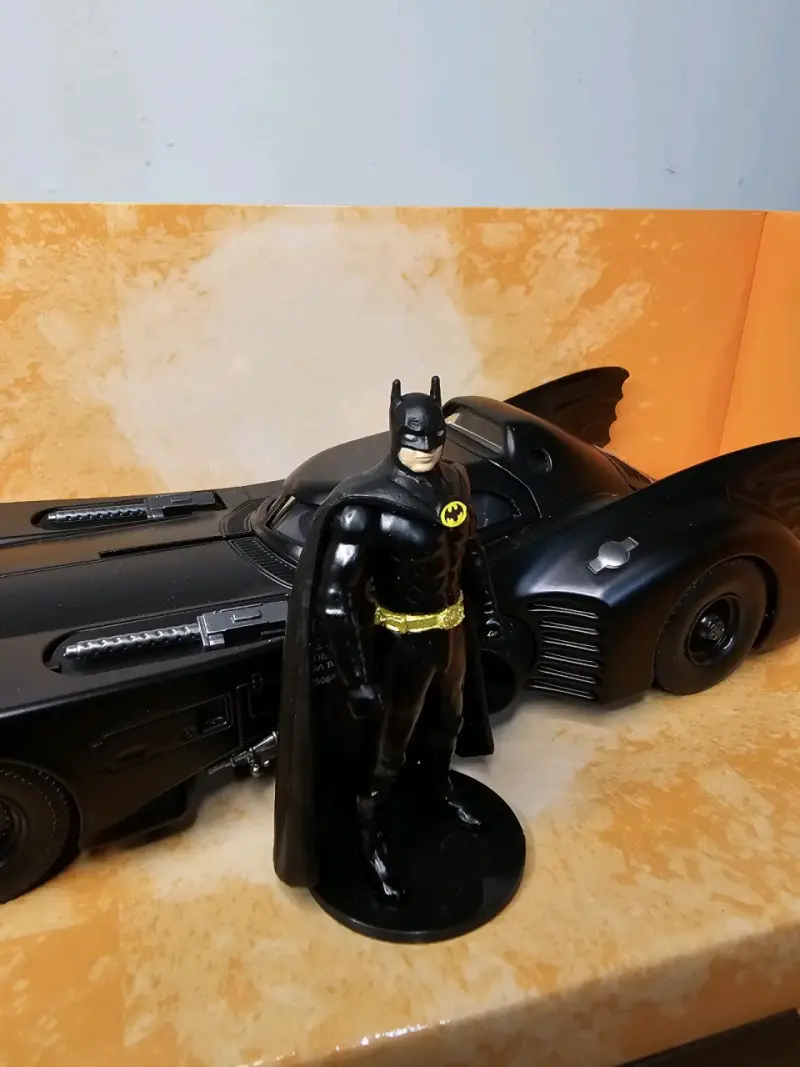 Figura de colección Batmobile y Batman - 6