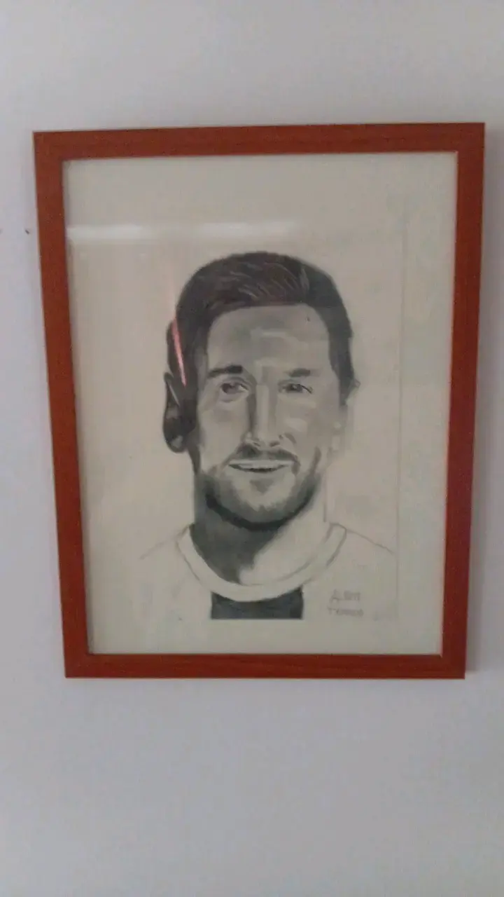 Retrato enmarcado de futbolista famoso - 1