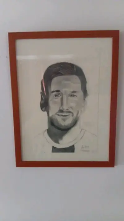 Retrato enmarcado de futbolista famoso - miniatura 1