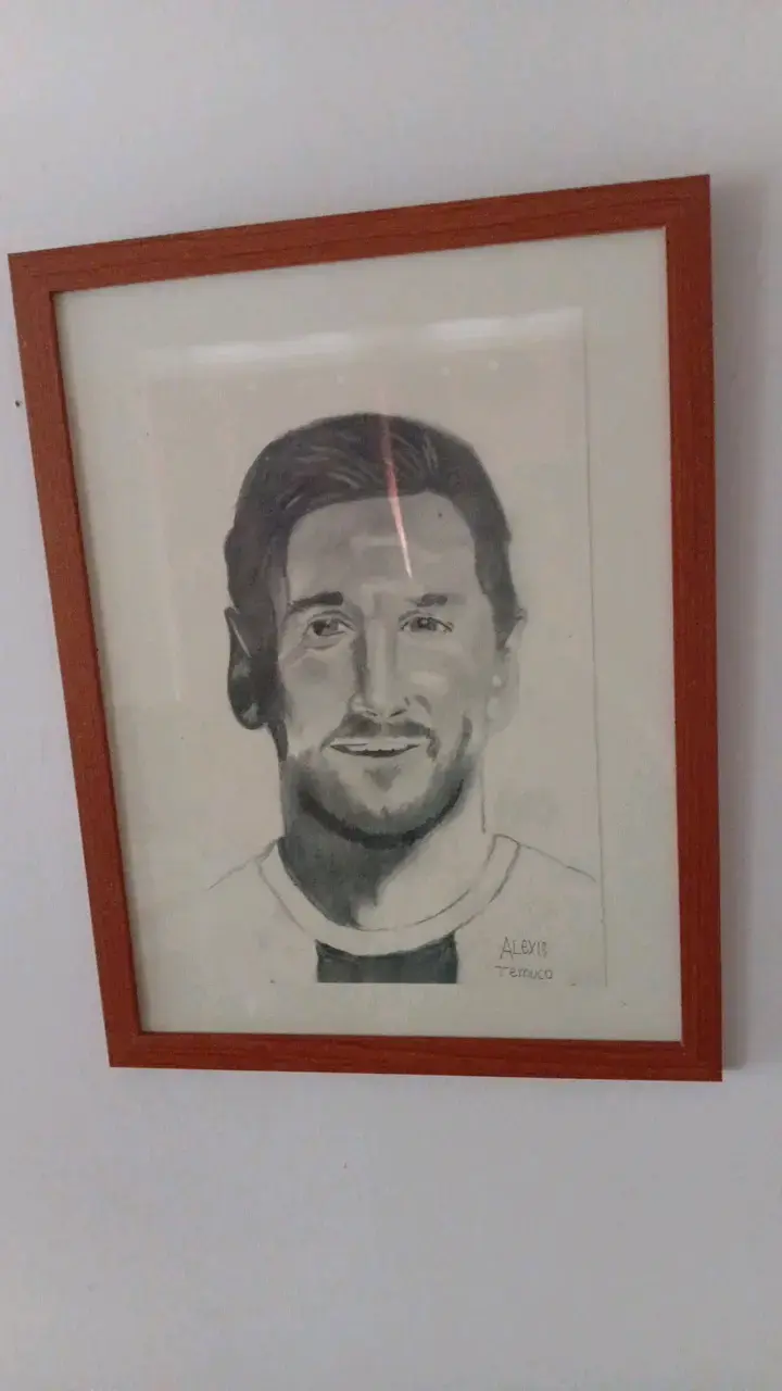 Retrato enmarcado de futbolista famoso - 2
