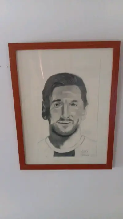 Retrato enmarcado de futbolista famoso - miniatura 3