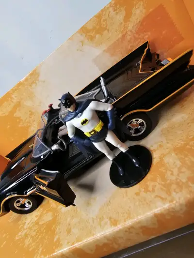 Batimóvil clásico con figura de Batman y Robin - miniatura 2