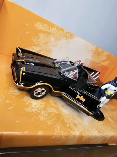 Batimóvil clásico con figura de Batman y Robin - miniatura 3