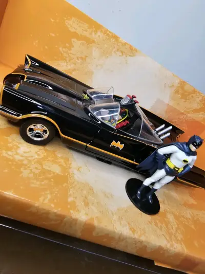 Batimóvil clásico con figura de Batman y Robin - miniatura 5