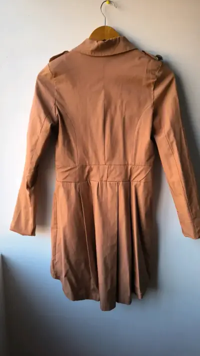 Abrigo trench coat beige para mujer - miniatura 2