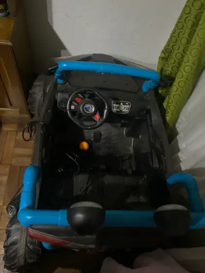 Auto eléctrico para niños con volante y luces - miniatura 3