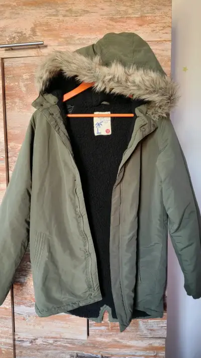 Parka verde con capucha de piel sintética - miniatura 1
