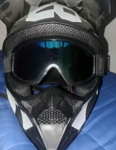 Casco de motocross con gafas y guantes - miniatura 1