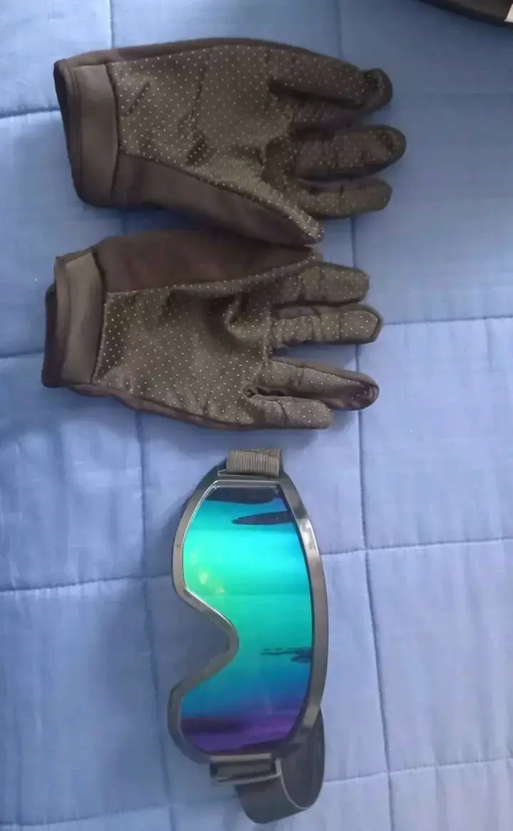 Casco de motocross con gafas y guantes - 4