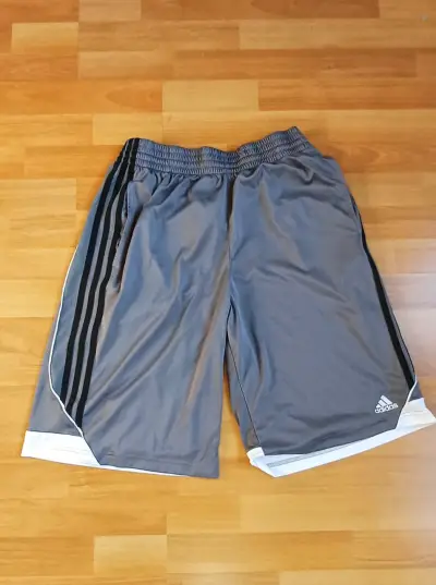 Shorts deportivos grises Adidas para hombre - miniatura 1