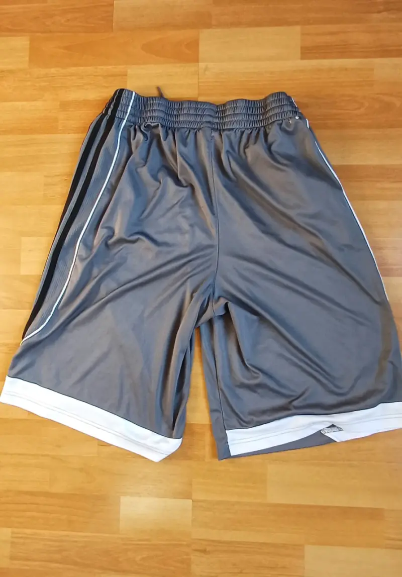 Shorts deportivos grises Adidas para hombre - 2