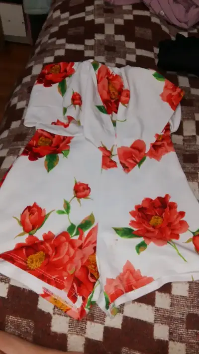 Enterito floral blanco con rosas rojas - miniatura 1