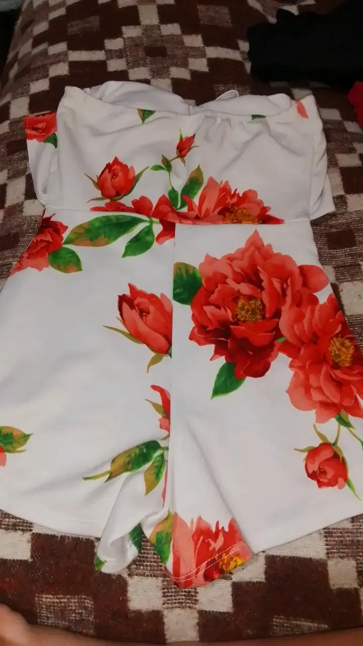 Enterito floral blanco con rosas rojas - 2