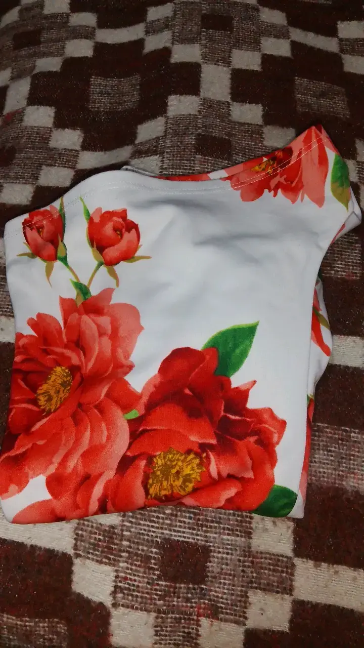 Enterito floral blanco con rosas rojas - 4