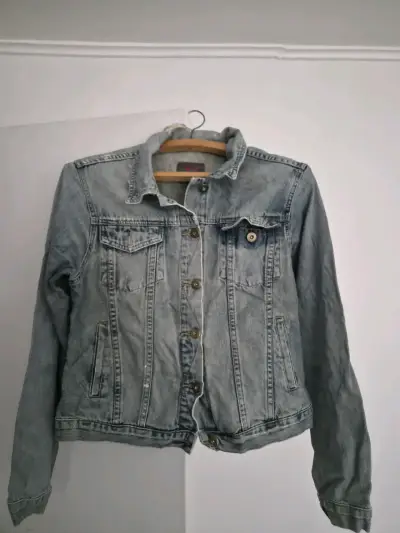 Chaqueta de mezclilla azul claro para mujer - miniatura 1