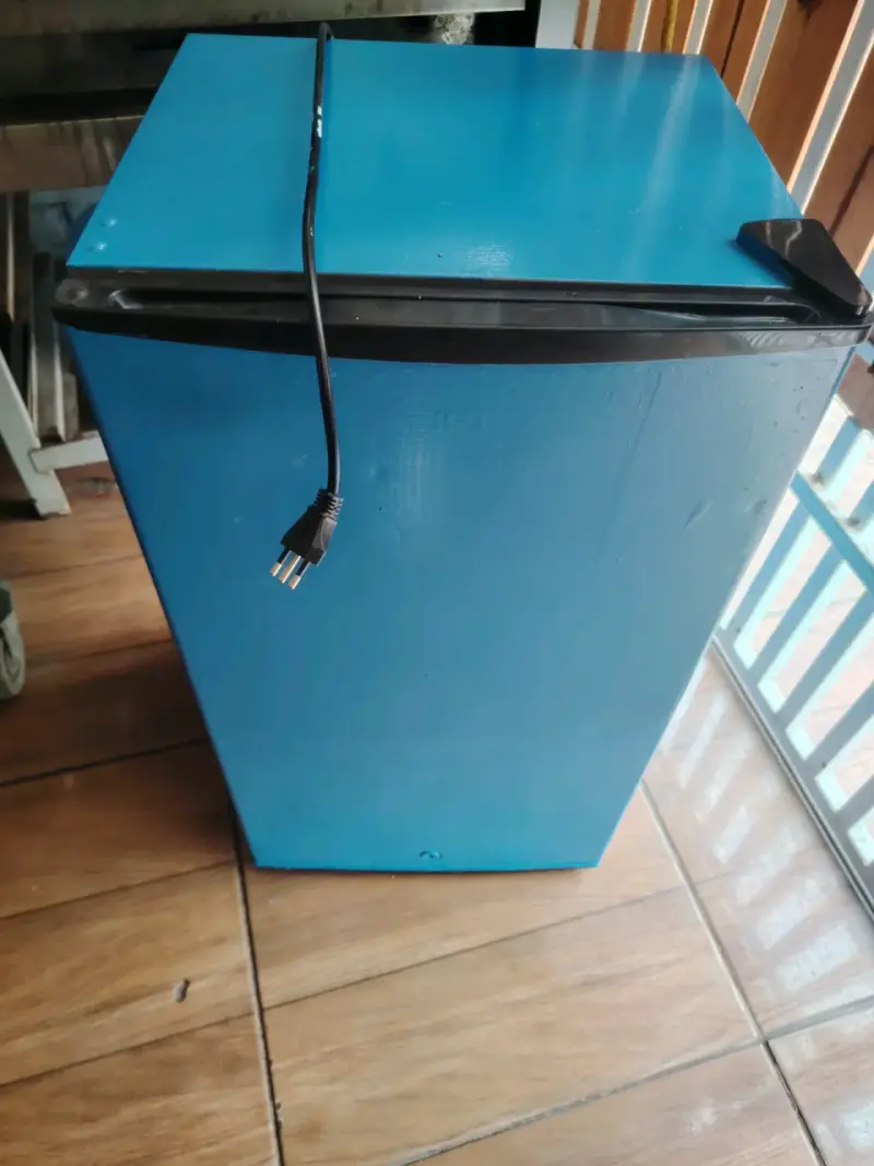 Mini refrigerador azul compacto