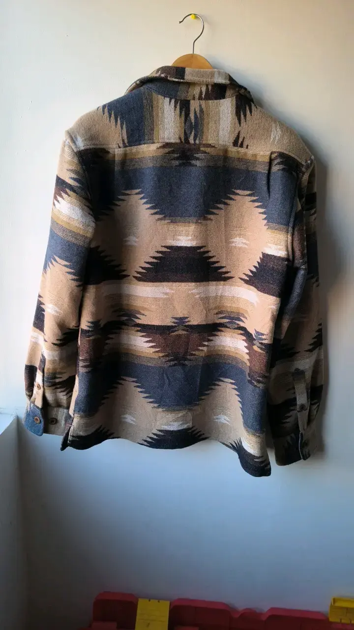 Camisa de lana con diseño étnico en tonos tierra - 2