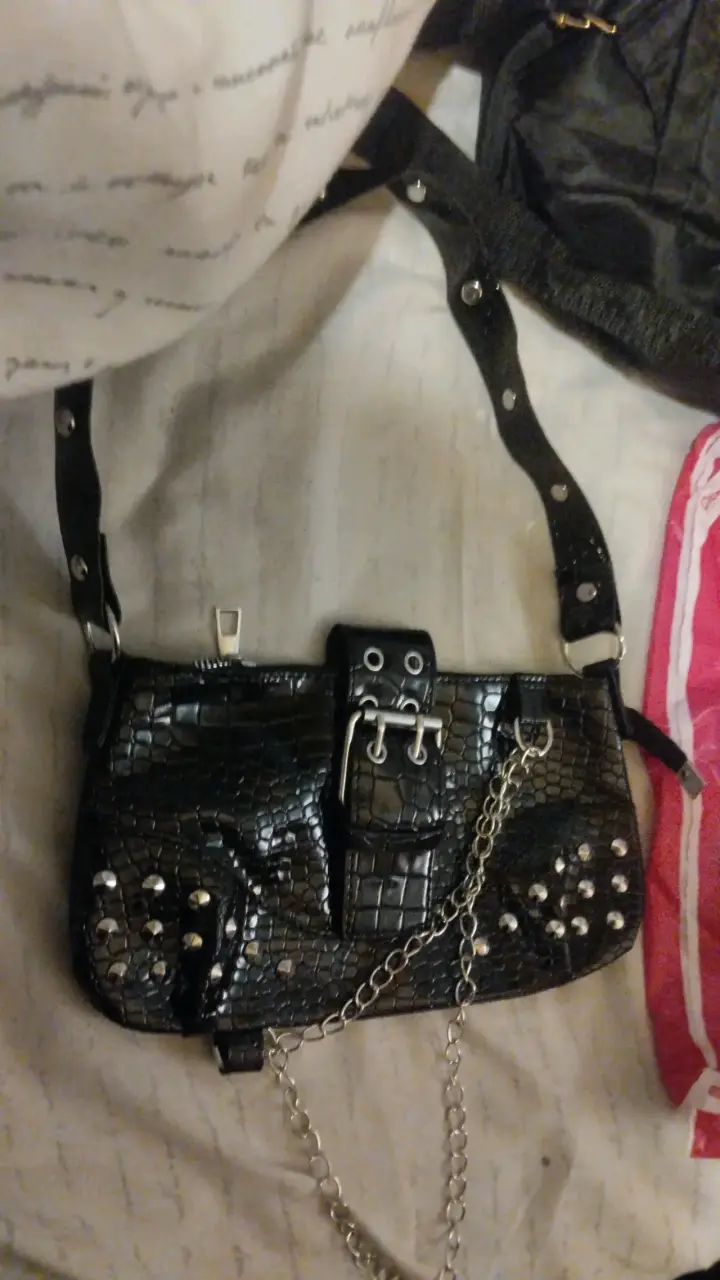 Cartera negra con tachas y cadena