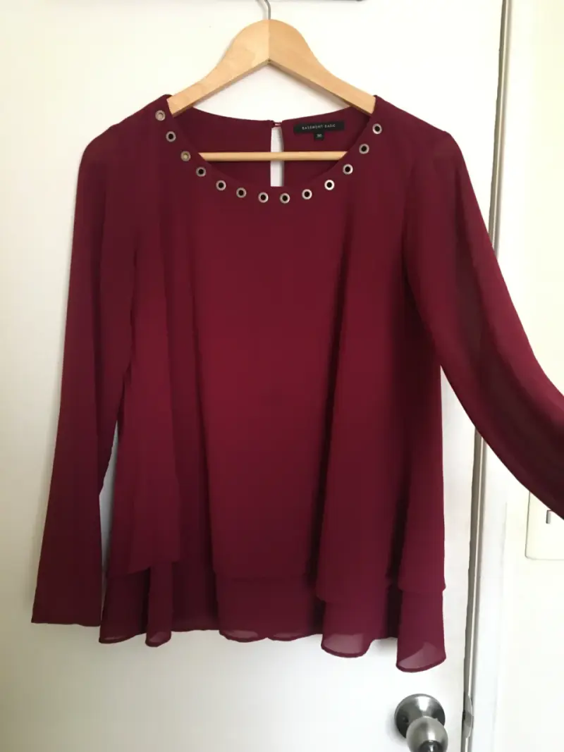 Blusa Burdeos con Detalles Metálicos Basement - 1
