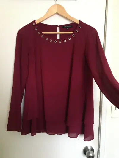Blusa Burdeos con Detalles Metálicos Basement - miniatura 1