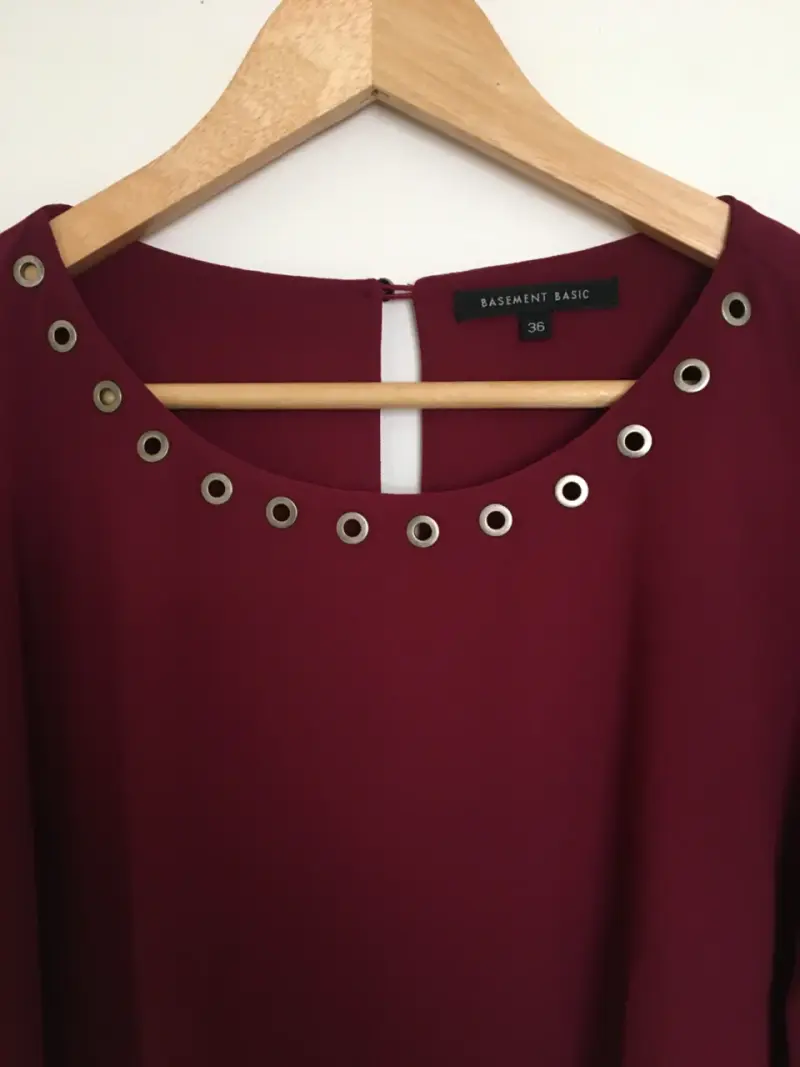 Blusa Burdeos con Detalles Metálicos Basement - 3