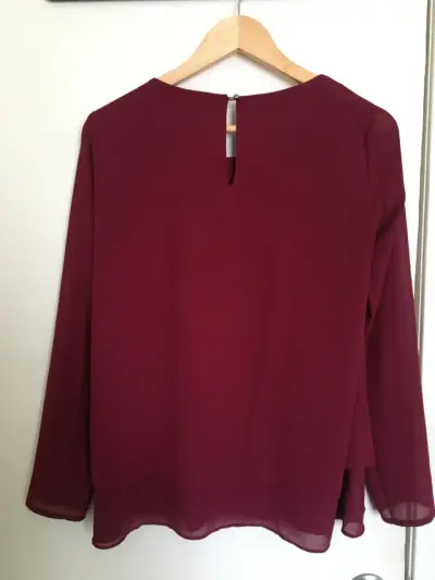 Blusa Burdeos con Detalles Metálicos Basement - miniatura 4