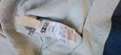 Polerón con capucha azul y gris para hombre - miniatura 5