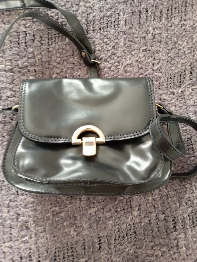 Cartera de cuero azul marino con detalles dorados - 1