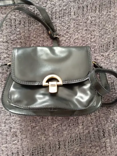 Cartera de cuero azul marino con detalles dorados - miniatura 1