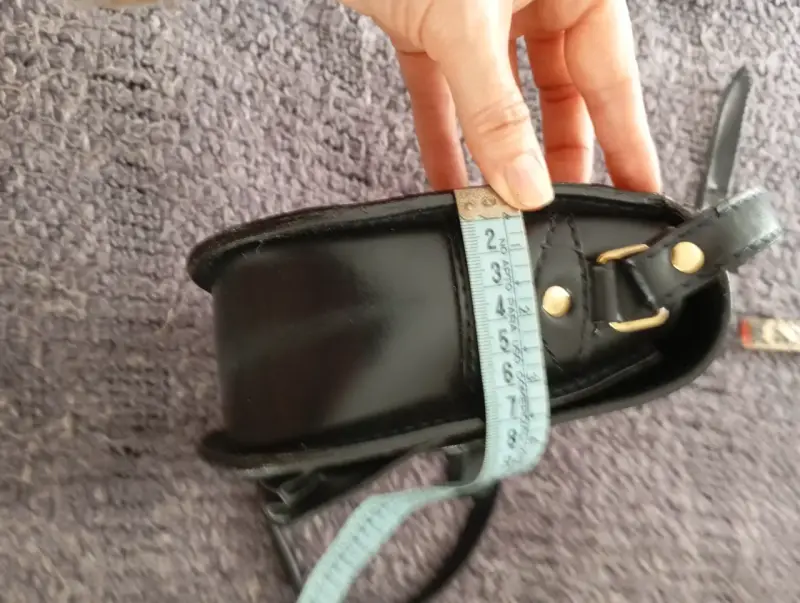 Cartera de cuero azul marino con detalles dorados - 2