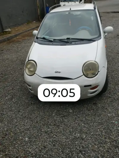 Auto compacto blanco en buen estado - miniatura 1