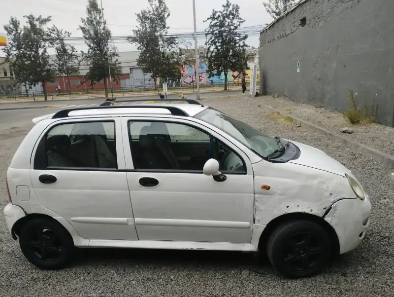 Auto compacto blanco en buen estado - 2