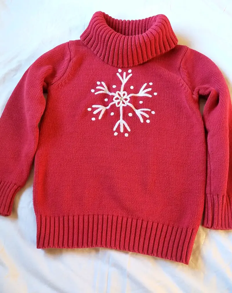 Suéter rojo con diseño de copo de nieve para niños