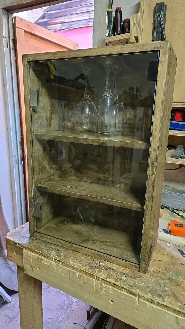 Vitrina de madera rústica con puerta de vidrio - 2