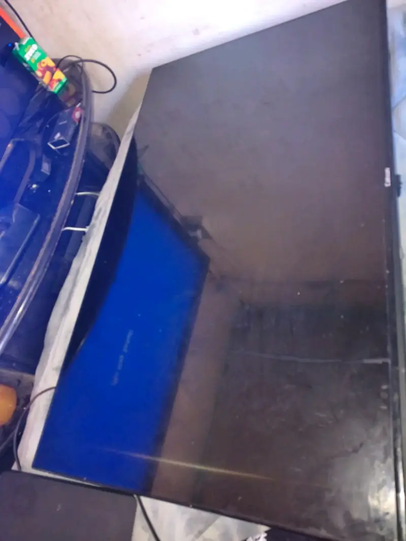 Televisor LED de 44 pulgadas en buen estado