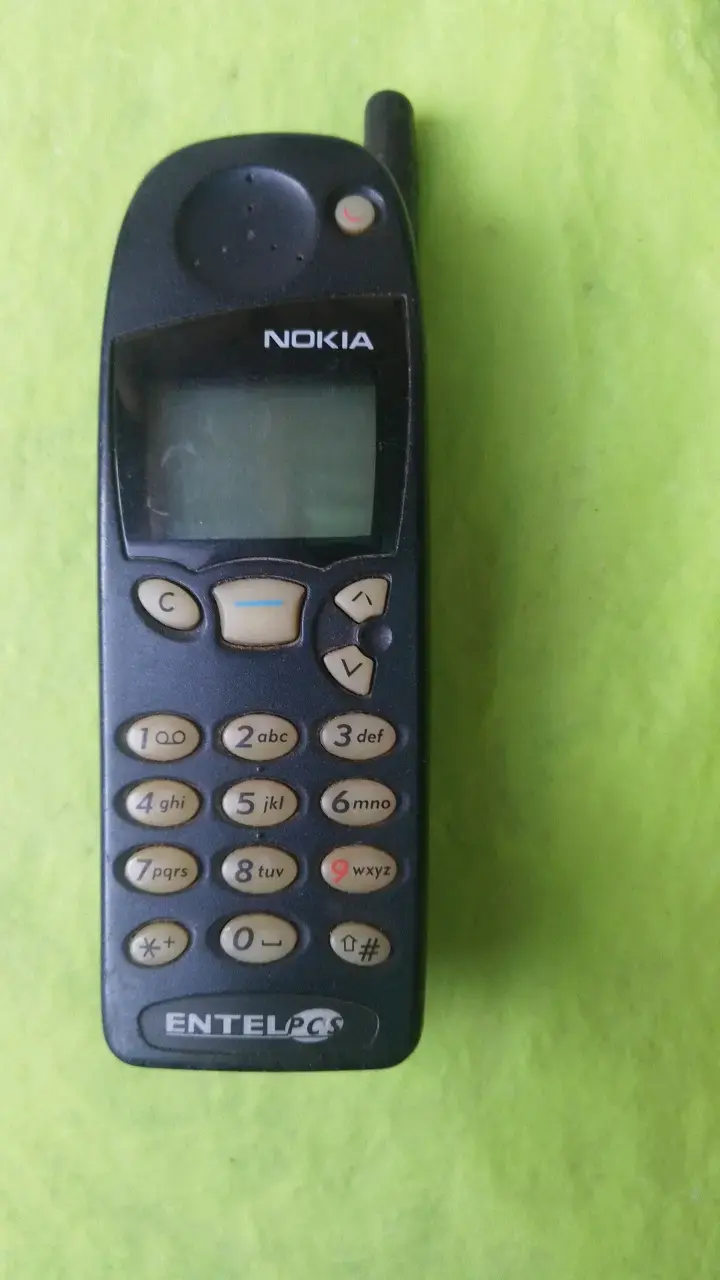 Teléfono celular Nokia antiguo en buen estado - 1