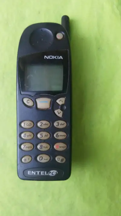 Teléfono celular Nokia antiguo en buen estado - miniatura 1