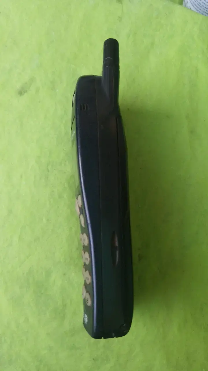 Teléfono celular Nokia antiguo en buen estado - 2