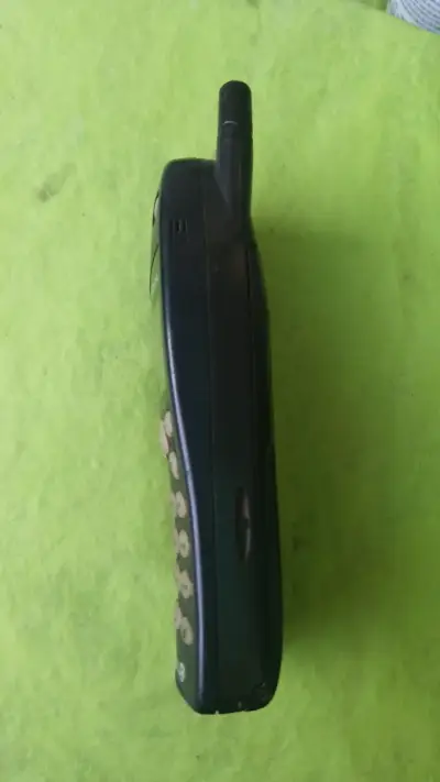 Teléfono celular Nokia antiguo en buen estado - miniatura 2