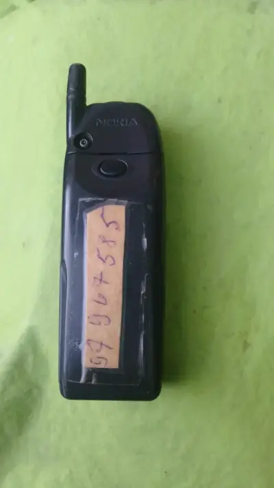 Teléfono celular Nokia antiguo en buen estado - miniatura 3