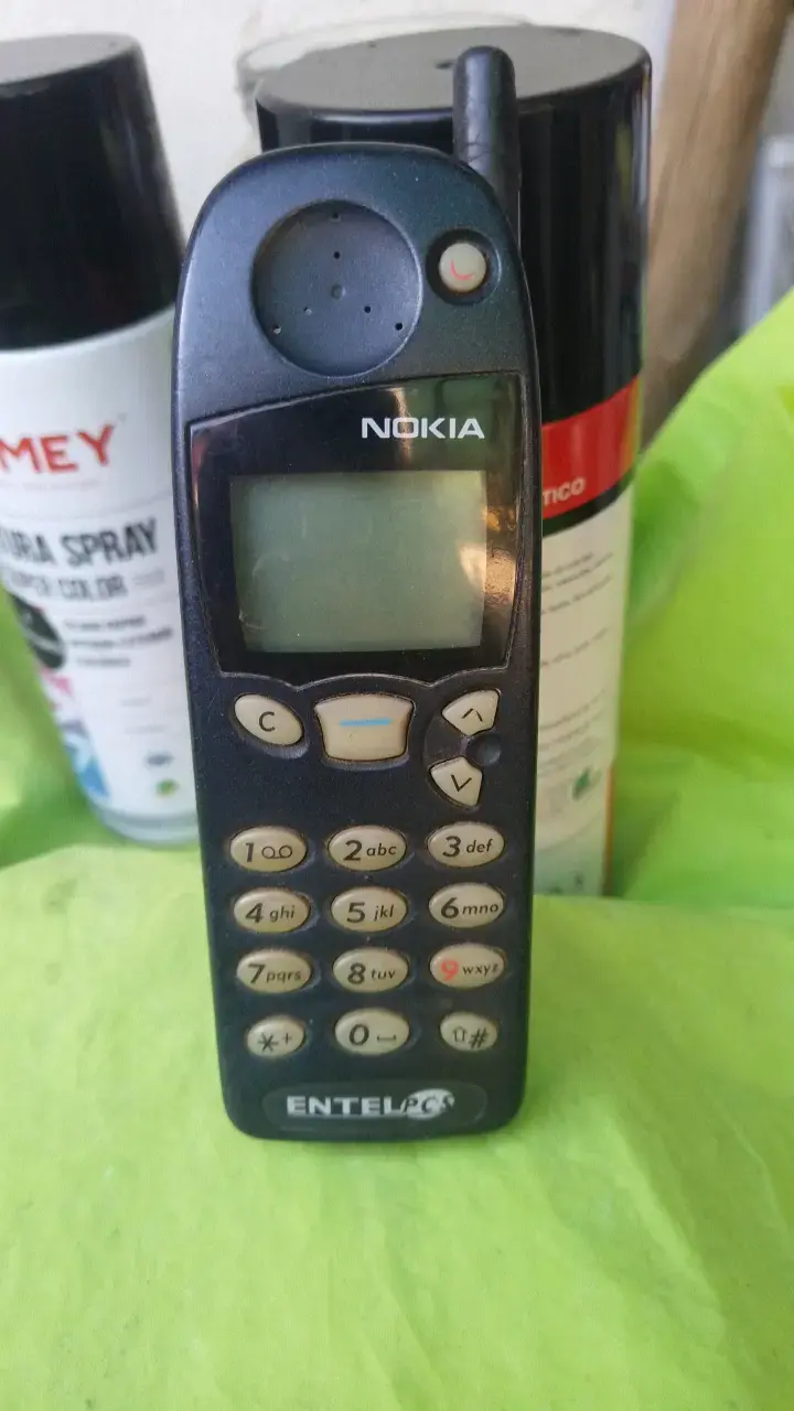 Teléfono celular Nokia antiguo en buen estado - 4