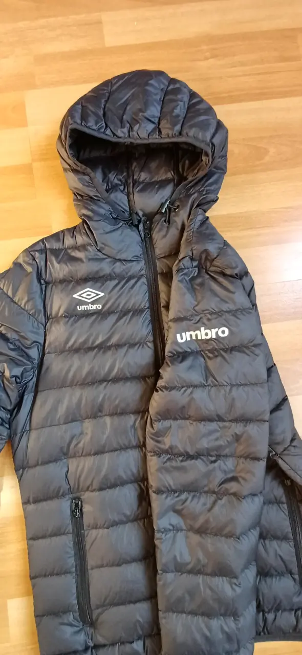 Chaqueta acolchada negra con capucha Umbro - 2