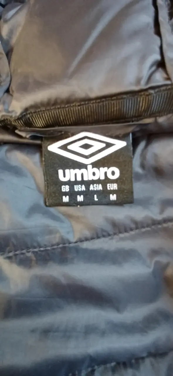 Chaqueta acolchada negra con capucha Umbro - 3