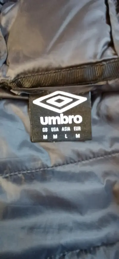 Chaqueta acolchada negra con capucha Umbro - miniatura 3