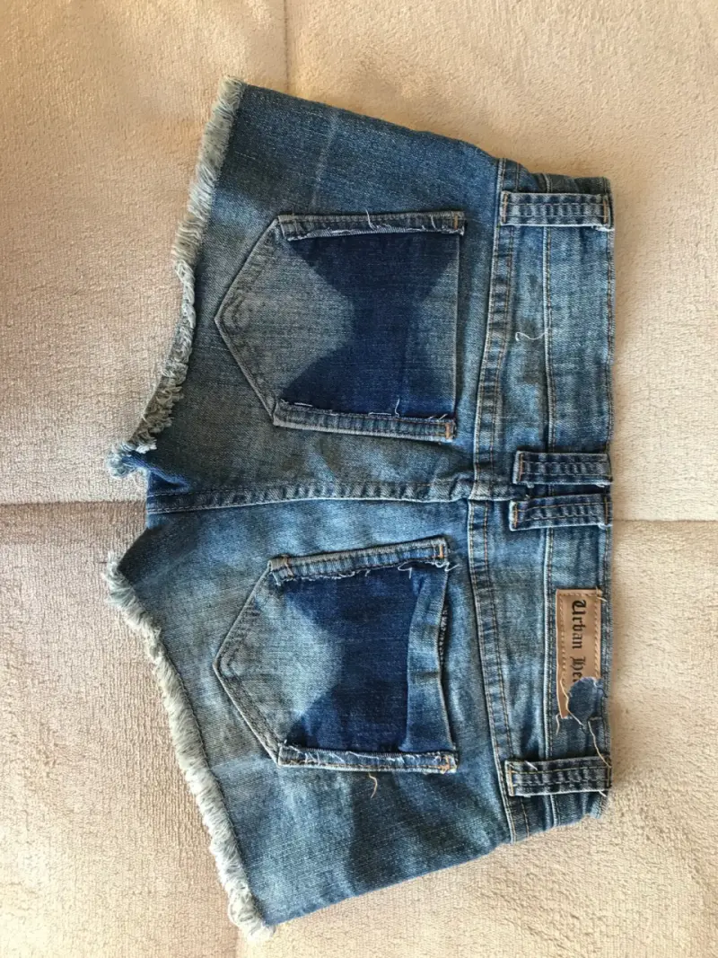 Shorts de mezclilla Urban Heritage desgastados - 2