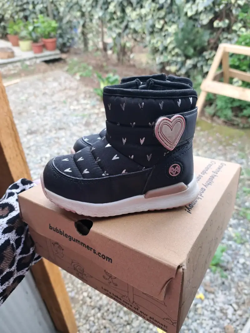 Botas negras para niña con corazones Bubblegummers - 2