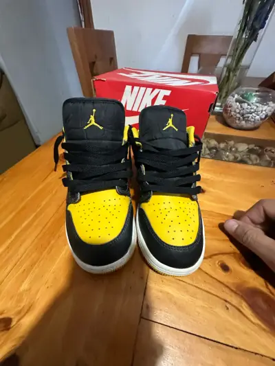 Zapatillas Nike Air Jordan amarillas y negras - miniatura 1