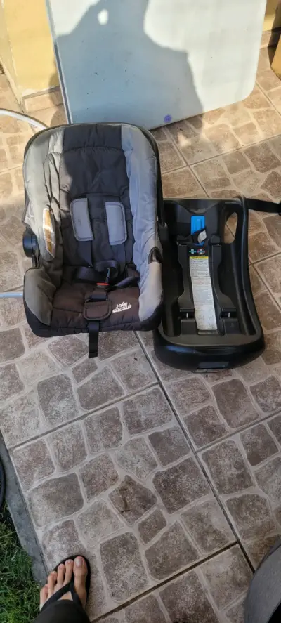 Silla de auto para bebé Joie Infanti con base - miniatura 3