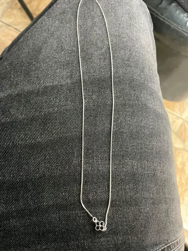 Collar de plata con dije floral